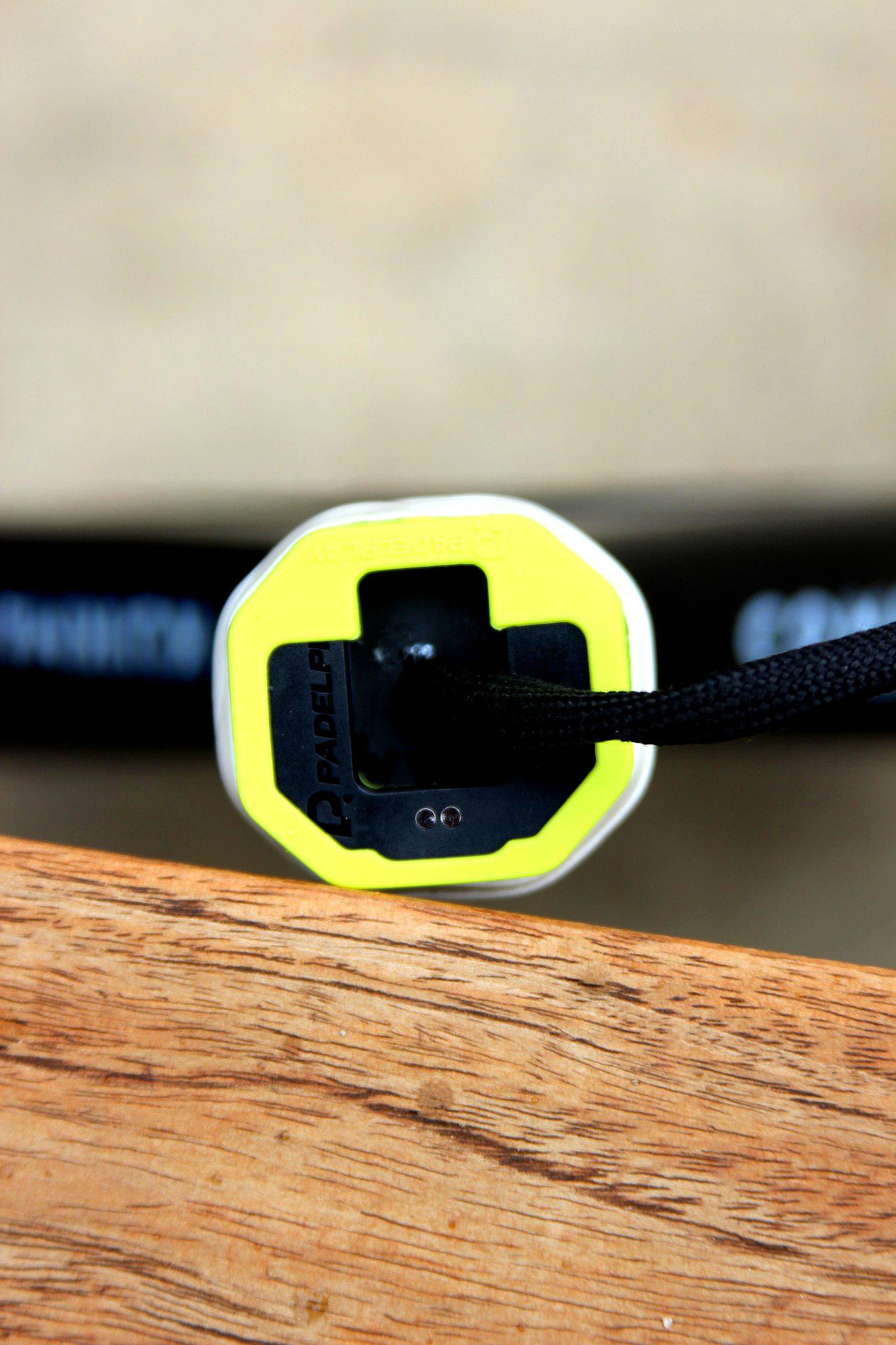 Macro del sensor PadelPlay sobre madera