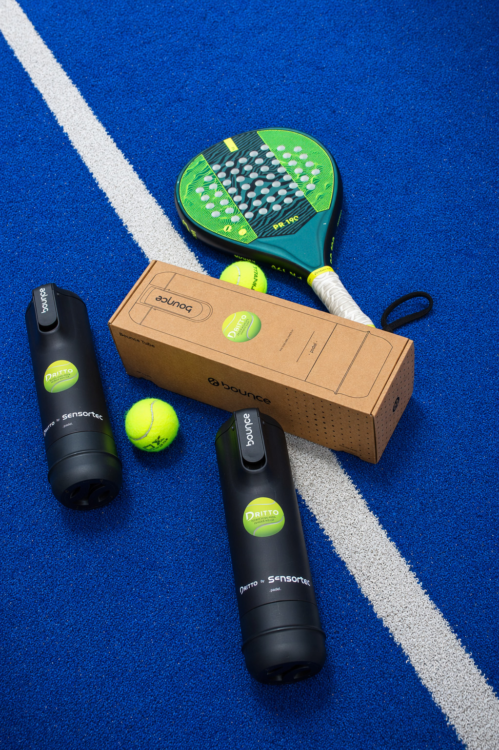 Empaque PadelPlay sobre cancha con pelota