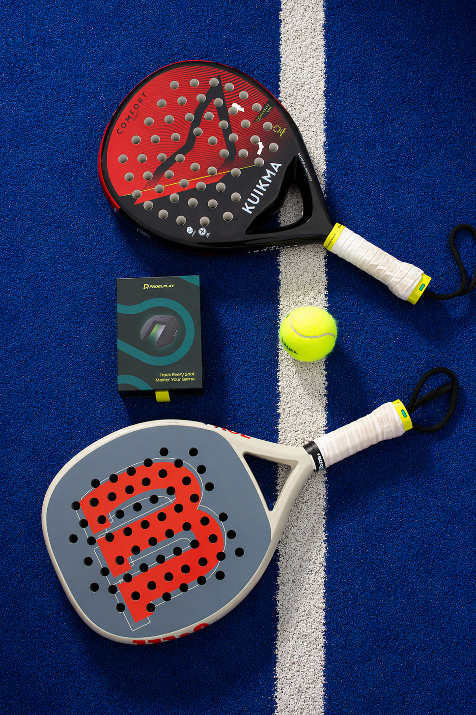 Flat lay con dos palas, pelota y caja PadelPlay