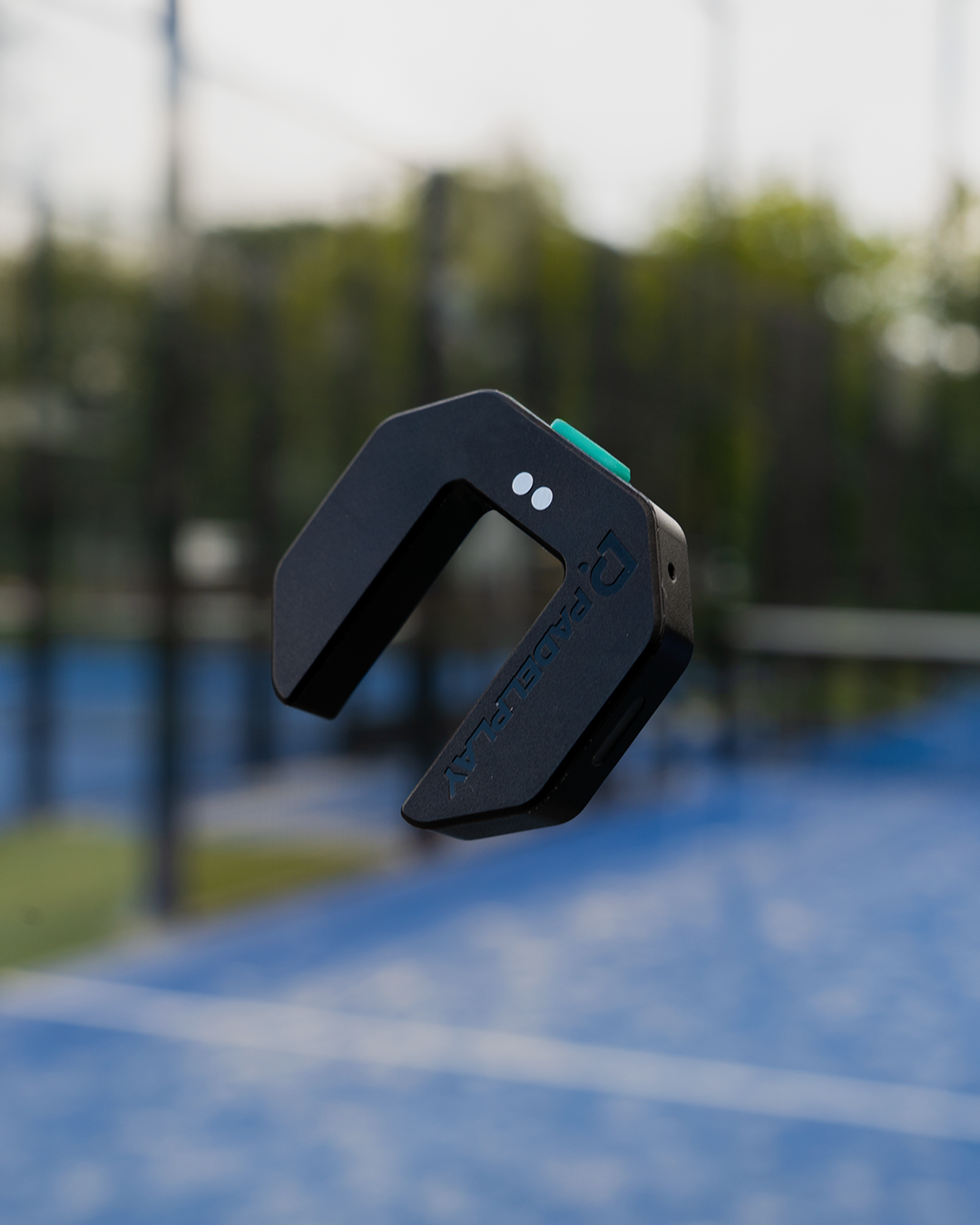 Sensor PadelPlay sobre pala de pádel en cancha